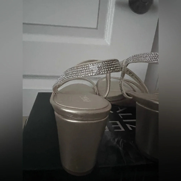 Naturalizer | Vanessa Dress Sandal in Champagne | Size 9 - Picture 6 of 7